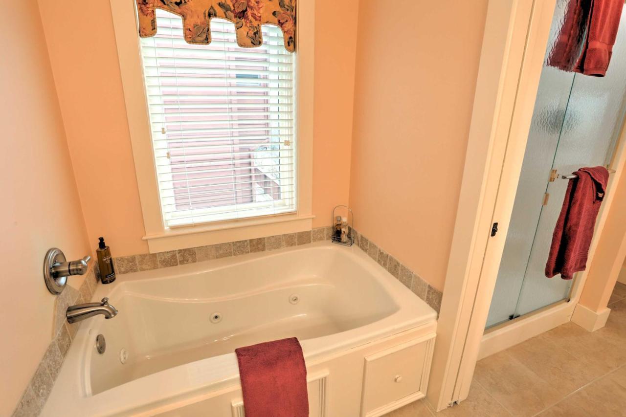 Beautiful Central Fayetteville Townhome With Views! Esterno foto